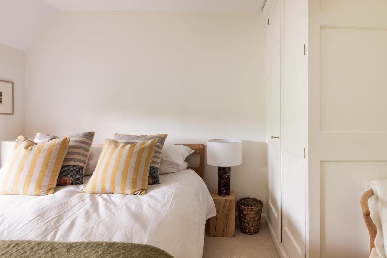 Architect Designed Cosy Cotswold Stone Cottage Quenington Extérieur photo
